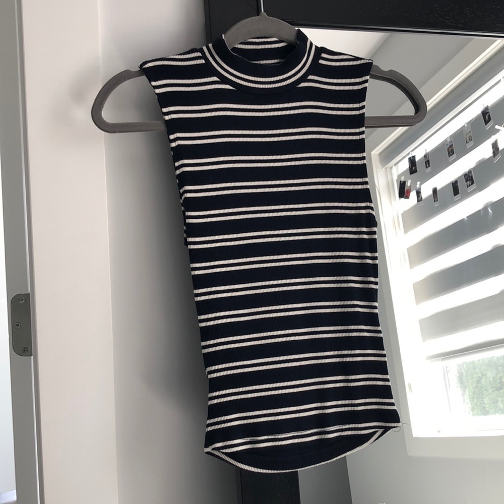 Sleeve less tight top
